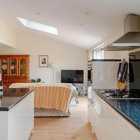 Сasa de vacaciones Spacious Garden And A64 - Dog Friendly