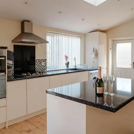 Сasa de vacaciones Spacious Garden And A64 - Dog Friendly
