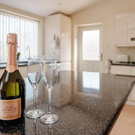 Spacious Garden And A64 - Dog Friendly * York