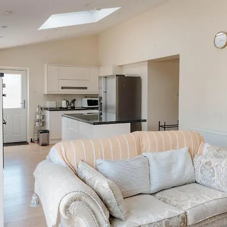 Spacious Garden And A64 - Dog Friendly