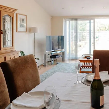 Spacious Garden And A64 - Dog Friendly *