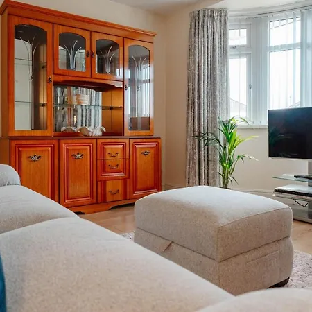 Spacious Garden And A64 - Dog Friendly