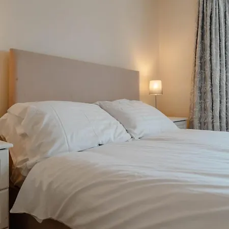 Spacious Garden And A64 - Dog Friendly בית נופש