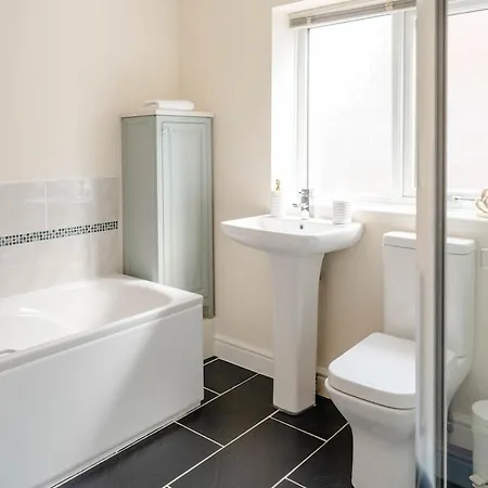 Spacious Garden And A64 - Dog Friendly *